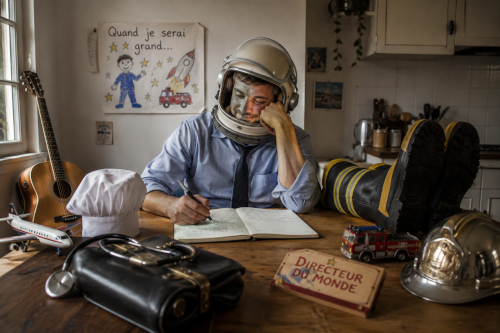 Homme imaginant son métier de rêve pendant un atelier d’écriture sur les rêves d’enfance et le métier idéal